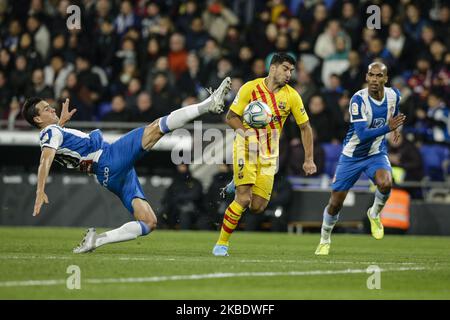 09 Luis Suarez aus Uruguay vom FC Barcelona verteidigte 10 Sergi Darder von RCD Espanyol und 05 Naldo von RCD Espanyol während des La Liga-Spiels zwischen RCD Espanyol und FC Barcelona und im RCD-Stadion am 04. Januar 2020 in Barcelona, Spanien. (Foto von Xavier Bonilla/NurPhoto) Stockfoto