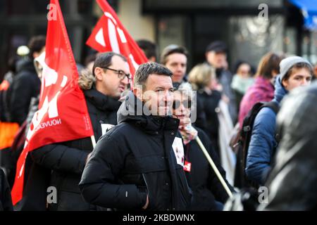 Der Sprecher der französischen linksextremen Partei NPA Olivier Besancenot (C) nimmt am 4 4,2020. Januar vor dem Pariser Bahnhof Gare de Lyon an einer Demonstration des französischen Gewerkschaftsbundes General Confederation of Labour (CGT) gegen die Rentenreform 2020 Teil. Nach 30 Tagen Streik versprechen Gewerkschaften, die sich gegen die Rentenreform aussenden, der Regierung nächste Woche vor der Wiederaufnahme der Konsultationen am 7,2020. Januar keine Ruhe zu geben. (Foto von Michel Stoupak/NurPhoto) Stockfoto