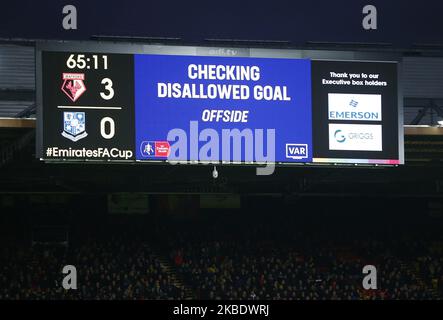 VAR überprüft das Tor während des Spiels der dritten Runde des Emirates FA Cup zwischen Watford und Tranmere Rovers am 04 2020. Januar im Vicarage Road Stadium, Watford, England. (Foto von Action Foto Sport/NurPhoto) Stockfoto