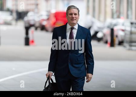 Sir Keir Starmer, der Schatten-Brexit-Sekretär, kommt im BBC Broadcasting House im Zentrum von London an, um am 05. Januar 2020 in London, England, auf der Andrew Marr Show zu erscheinen. Sir Keir Starmer erklärte seine Kandidatur im Wettlauf um die Führung der Labour Party, der nächste Woche beginnen soll. (Foto von Wiktor Szymanowicz/NurPhoto) Stockfoto