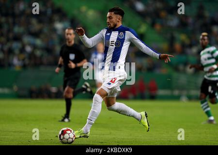 Alex Telles vom FC Porto in Aktion beim Fußballspiel der Portugiesischen Liga zwischen Sporting CP und FC Porto im Jose Alvalade Stadion in Lissabon, Portugal am 5. Januar 2020. (Foto von Pedro FiÃºza/NurPhoto) Stockfoto