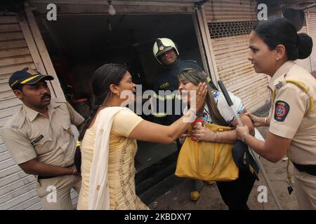 Ein Bewohner reagiert, nachdem am 06. Januar 2020 in einem Gebäude in Kamathipura (Nagpada) in Mumbai, Indien, ein Feuer ausgebrochen war. Laut Medienberichten wurden bei dem Vorfall fünf Personen verletzt. (Foto von Himanshu Bhatt/NurPhoto) Stockfoto