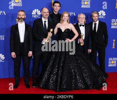 BEVERLY HILLS, LOS ANGELES, KALIFORNIEN, USA - JANUAR 05: Jeremy Strong, Jesse Armstrong, Nichola Braun, Sarah Snook, Brian Cox und Alan Ruck posieren im Pressesaal bei den jährlichen Golden Globe Awards 77., die am 5. Januar 2020 im Beverly Hilton Hotel in Beverly Hills, Los Angeles, Kalifornien, USA, abgehalten wurden. (Foto von Xavier Collin/Image Press Agency/NurPhoto) Stockfoto