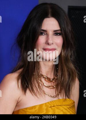 BEVERLY HILLS, LOS ANGELES, KALIFORNIEN, USA - JANUAR 05: Die Schauspielerin Sandra Bullock trägt den maßgefertigten Oscar de la Renta mit Jimmy Choo Schuhen, Pomellato Schmuck und einer Tyler Ellis Kupplung und posiert im Presseraum bei den jährlichen Golden Globe Awards 77., die am 5. Januar 2020 im Beverly Hilton Hotel in Beverly Hills, Los Angeles, Kalifornien, USA, abgehalten wurden. (Foto von Xavier Collin/Image Press Agency/NurPhoto) Stockfoto