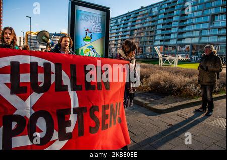 XR-Aktivisten gehen, während sie ein großes Banner halten und Klimaslogans während einer die-in-Aktion rufen, die von der XR-Gruppe in den Niederlanden am 6.. Januar 2020 im Zentrum von Rotterdam durchgeführt wurde. (Foto von Romy Arroyo Fernandez/NurPhoto) Stockfoto