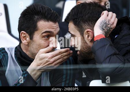 Juventus-Torwart Gianluigi Buffon (77) spricht mit Juventus-Torwart Carlo Pinsoglio (31) während des Fußballspiels Nr.18 Juventus und Cagliari am 06. Januar 2020 im Allianz-Stadion in Turin, Piemont, Italien. (Foto von Matteo Bottanelli/NurPhoto) Stockfoto