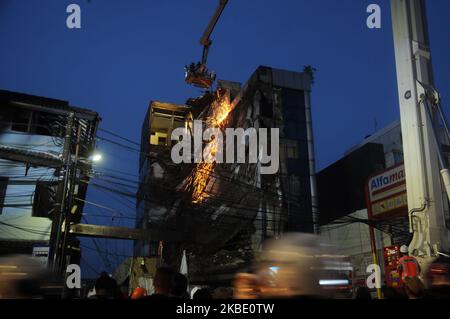 Das Evakuierungsteam hat im Januar 6,2020 den 5-stöckigen eingestürzten Betonteil des Gebäudes im Gebiet Slipi, Jakarta, abgeschlagen. Laut Heru Hermawanto, dem Leiter der Raum- und Landagentur Jakartas, soll die Ursache des Gebäudes aufgrund des fragilen Zustands des Gebäudes zusammengebrochen sein. (Foto von Dasril Roszandi/NurPhoto) Stockfoto