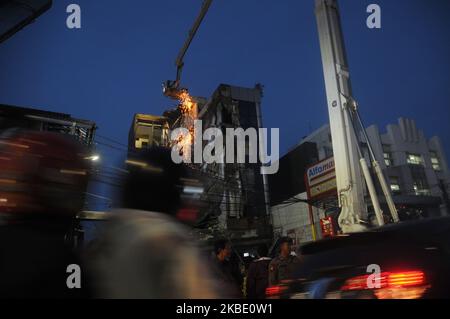 Das Evakuierungsteam hat im Januar 6,2020 den 5-stöckigen eingestürzten Betonteil des Gebäudes im Gebiet Slipi, Jakarta, abgeschlagen. Laut Heru Hermawanto, dem Leiter der Raum- und Landagentur Jakartas, soll die Ursache des Gebäudes aufgrund des fragilen Zustands des Gebäudes zusammengebrochen sein. (Foto von Dasril Roszandi/NurPhoto) Stockfoto