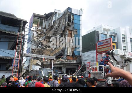 Das Evakuierungsteam hat im Januar 6,2020 den 5-stöckigen eingestürzten Betonteil des Gebäudes im Gebiet Slipi, Jakarta, abgeschlagen. Laut Heru Hermawanto, dem Leiter der Raum- und Landagentur Jakartas, soll die Ursache des Gebäudes aufgrund des fragilen Zustands des Gebäudes zusammengebrochen sein. (Foto von Dasril Roszandi/NurPhoto) Stockfoto