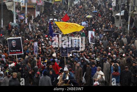 schiitische muslime aus kaschmir nehmen an einer antiamerikanischen Protestdemonstration gegen die Tötung von General Qassem Soleimani, dem Leiter des iranischen Elite-Korps der Islamischen Revolutionsgarde (IRGC) in der Bugdam-Region im Zentrum kaschmirs, am 6. januar 2020 Teil. (Foto von Syed Shahriyar/NurPhoto) Stockfoto