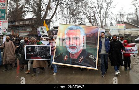 schiitische muslime aus kaschmir nehmen an einer antiamerikanischen Protestdemonstration gegen die Tötung von General Qassem Soleimani, dem Leiter des iranischen Elite-Korps der Islamischen Revolutionsgarde (IRGC) in der Bugdam-Region im Zentrum kaschmirs, am 6. januar 2020 Teil. (Foto von Syed Shahriyar/NurPhoto) Stockfoto