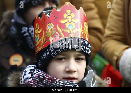 Am 06. Januar 2020 nimmt ein Kind am Dreikönigstag in Krakau, Polen, Teil. Die Parade erinnert an den biblischen Besuch der drei Weisen, die den Kleinen Jesus nach seiner Geburt besucht haben. (Foto von Beata Zawrzel/NurPhoto) Stockfoto