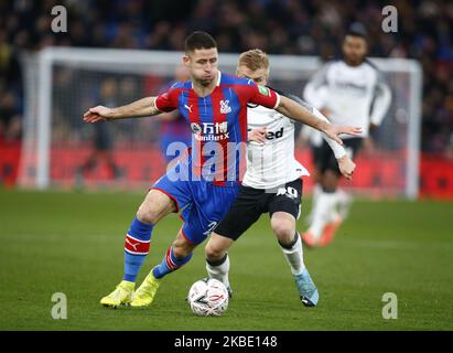 Gary Cahill von Crystal Palace hält Louie Sibley von Derby County während des dritten Spiels des Emirates FA Cup zwischen Crystal Palace und Derby County am 05 2020. Januar im Selhurst Park Stadium, London, England. (Foto von Action Foto Sport/NurPhoto) Stockfoto