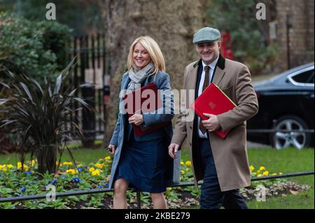 Die Staatsministerin für Wohnungsbau Esther McVey (L) und die Staatsministerin (Ministerin für das nördliche Energiehaus und lokales Wachstum) Jake Berry (R) nehmen am 07. Januar 2020 an einer Kabinettssitzung in der Downing Street in London, England, Teil. Das Gesetz der Europäischen Union (Austrittsabkommen) tritt in die Ausschussphase, während die Regierung bis Ende Donnerstag ihre Verabschiedung im Unterhaus sichern will. (Foto von Wiktor Szymanowicz/NurPhoto) Stockfoto