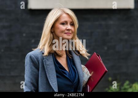 Die Staatsministerin für Wohnungswesen Esther McVey nimmt am 07. Januar 2020 an einer Kabinettssitzung in der Downing Street in London, England, Teil. Das Gesetz der Europäischen Union (Austrittsabkommen) tritt in die Ausschussphase, während die Regierung bis Ende Donnerstag ihre Verabschiedung im Unterhaus sichern will. (Foto von Wiktor Szymanowicz/NurPhoto) Stockfoto