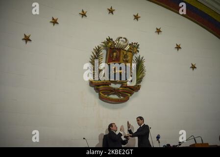 Der Oppositionsführer Juan Guaido legt während der ersten Sitzung der Nationalversammlung, die trotz eines Machtausfalls nach den umstrittenen Zwischenfällen bei der Abstimmung über die neuen Behörden vom 5.. Januar am 7. Januar durchgeführt wurde, einen Eid als neu gewählter Präsident der Nationalversammlung ab. 2020 in Caracas, Venezuela. Der Oppositionsführer Juan Guaido und ein rivalisierender Gesetzgeber, Luis Parra, behaupteten beide, am 5.. Januar Venezuelas Präsident der Nationalversammlung zu sein, nachdem Zwischenfälle, die zwei getrennte Stimmen erzwangen, dazu geführt hatten. Mitglieder der Opposition beschuldigten Maduro und seine Gesetzgeber eines putsches des parlaments nach Juan Stockfoto