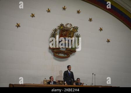 Der Oppositionsführer Juan Guaido legt während der ersten Sitzung der Nationalversammlung, die trotz eines Machtausfalls nach den umstrittenen Zwischenfällen bei der Abstimmung über die neuen Behörden vom 5.. Januar am 7. Januar durchgeführt wurde, einen Eid als neu gewählter Präsident der Nationalversammlung ab. 2020 in Caracas, Venezuela. Der Oppositionsführer Juan Guaido und ein rivalisierender Gesetzgeber, Luis Parra, behaupteten beide, am 5.. Januar Venezuelas Präsident der Nationalversammlung zu sein, nachdem Zwischenfälle, die zwei getrennte Stimmen erzwangen, dazu geführt hatten. Mitglieder der Opposition beschuldigten Maduro und seine Gesetzgeber eines putsches des parlaments nach Juan Stockfoto