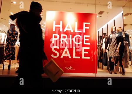 Eine Frau geht am 7. Januar 2020 an einem Verkaufsschild im Fenster einer Filiale des Bekleidungsladens Wallis in der Oxford Street in London, England, vorbei. (Foto von David Cliff/NurPhoto) Stockfoto