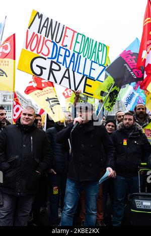 Fabien Villedieu, Gewerkschafter Sud Rail und Béranger Cernon, CGT Cheminots, sprachen am Dienstag, dem 7. Januar 2019, auf der Generalversammlung streikender Eisenbahner am Gare de Lyon. Rund 200 Streikende von SNCF und RATP drangen in den Pariser Hauptsitz des Vermögensverwalters BlackRock ein, um ihm eine „Medaille der Unehre“ zu verleihen und den Rückzug des staatlichen Rentenreformprojekts zu fordern. Nach einer Generalversammlung (GA) am Bahnhof Gare de Lyon in Paris brachten Bahnarbeiter ein großes Schild mit einem "Ehrenzeichen", das BlackRock verliehen wurde und sich auf die Ehrenlegion bezog, die Jean-Fr. am 1. Januar verliehen wurde Stockfoto