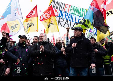 Fabien Villedieu, Gewerkschafter Sud Rail und Béranger Cernon, CGT Cheminots, sprachen am Dienstag, dem 7. Januar 2019, auf der Generalversammlung streikender Eisenbahner am Gare de Lyon. Rund 200 Streikende von SNCF und RATP drangen in den Pariser Hauptsitz des Vermögensverwalters BlackRock ein, um ihm eine „Medaille der Unehre“ zu verleihen und den Rückzug des staatlichen Rentenreformprojekts zu fordern. Nach einer Generalversammlung (GA) am Bahnhof Gare de Lyon in Paris brachten Bahnarbeiter ein großes Schild mit einem "Ehrenzeichen", das BlackRock verliehen wurde und sich auf die Ehrenlegion bezog, die Jean-Fr. am 1. Januar verliehen wurde Stockfoto