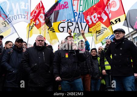 Fabien Villedieu, Gewerkschafter Sud Rail und Béranger Cernon, CGT Cheminots, sprachen am Dienstag, dem 7. Januar 2019, auf der Generalversammlung streikender Eisenbahner am Gare de Lyon. Rund 200 Streikende von SNCF und RATP drangen in den Pariser Hauptsitz des Vermögensverwalters BlackRock ein, um ihm eine „Medaille der Unehre“ zu verleihen und den Rückzug des staatlichen Rentenreformprojekts zu fordern. Nach einer Generalversammlung (GA) am Bahnhof Gare de Lyon in Paris brachten Bahnarbeiter ein großes Schild mit einem "Ehrenzeichen", das BlackRock verliehen wurde und sich auf die Ehrenlegion bezog, die Jean-Fr. am 1. Januar verliehen wurde Stockfoto