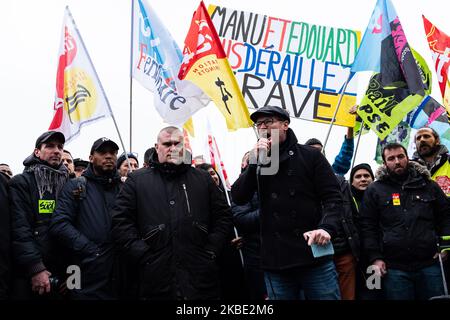 Fabien Villedieu, Gewerkschafter Sud Rail und Béranger Cernon, CGT Cheminots, sprachen am Dienstag, dem 7. Januar 2019, auf der Generalversammlung streikender Eisenbahner am Gare de Lyon. Rund 200 Streikende von SNCF und RATP drangen in den Pariser Hauptsitz des Vermögensverwalters BlackRock ein, um ihm eine „Medaille der Unehre“ zu verleihen und den Rückzug des staatlichen Rentenreformprojekts zu fordern. Nach einer Generalversammlung (GA) am Bahnhof Gare de Lyon in Paris brachten Bahnarbeiter ein großes Schild mit einem "Ehrenzeichen", das BlackRock verliehen wurde und sich auf die Ehrenlegion bezog, die Jean-Fr. am 1. Januar verliehen wurde Stockfoto