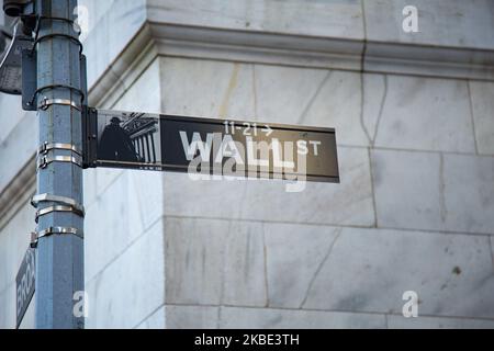 Wall Street Schild Inschrift wie auf verschiedenen Gebäuden gesehen, Wall Street Adresse, Downtown in Lower Manhattan ist ein wichtiger Straße und Bezirk für die amerikanische, die globale Wirtschaft, Bankensystem, Märkte etc. Mit Sitz von Unternehmen und Finanzinstitutionen dort wie die New York Stock Exchange NYSE. New York City, USA (Foto von Nicolas Economou/NurPhoto) Stockfoto