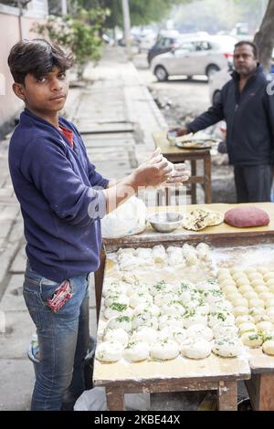 Am 26. Februar 2019 bereitet ein Mann am Street Food Stand in Neu Delhi, Indien, traditionelles Chapati (indisches Brot) zu. (Foto von Krystof Kriz/NurPhoto) Stockfoto