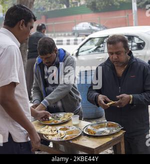 Am 26. Februar 2019 essen Männer traditionell mit Händen am Street Food Stand in Neu Delhi, Indien. (Foto von Krystof Kriz/NurPhoto) Stockfoto