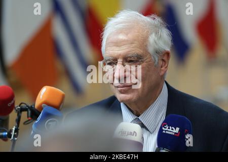 Josep Borrell Fontelles, hoher Vertreter der Union für Außen- und Sicherheitspolitik, trifft auf dem Europäischen Rat - EURO-Gipfel auf dem roten Teppich mit EU-Flaggen im Hintergrund ein, Die Staats- und Regierungschefs der EU treffen sich am 12. Dezember 2019 in Brüssel, Belgien, und halten eine Presseerklärung vor der Haustür vor Medien und Journalisten ab. (Foto von Nicolas Economou/NurPhoto) Stockfoto