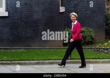 Ursula von der Leyen, Präsidentin der Europäischen Kommission, kommt vor dem Treffen mit Premierminister Boris Johnson am 08. Januar 2020 in London, England, in der Downing Street an. Das Treffen soll Gespräche über das britische Handelsabkommen nach dem Brexit mit der EU im Vorfeld der offiziellen Verhandlungen eröffnen, die beginnen werden, sobald die 11-monatige Übergangsperiode im Februar beginnt. (Foto von Wiktor Szymanowicz/NurPhoto) Stockfoto