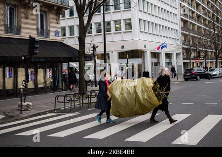 Paris, Frankreich, 7. Januar 2020. Zwei Frauen tragen einen Weihnachtsbaum, der in eine Straße im 4.. Arrondissement gewickelt wird. Viele Weihnachtsbäume werden nach Weihnachten in den Straßen verlassen. Paris, Frankreich, den 7. Januar 2020. Deux femmes transportent un sapin de noel emballe dans une rue du 4eme Arrondissement. De nombreux sapin sont abandonnés dans les rues après noel. (Foto von Emeric Fohlen/NurPhoto) (Foto von Emeric Fohlen/NurPhoto) Stockfoto