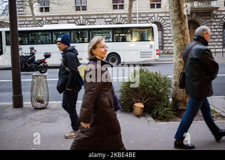 Paris, Frankreich, 7. Januar 2020. Ein verlassene Weihnachtsbaum auf einem Bürgersteig im 4.. Arrondissement. Viele Weihnachtsbäume werden nach Weihnachten in den Straßen verlassen. Paris, Frankreich, den 7. Januar 2020. UN sapin de noel abandonne sur un trottoir du 4eme Arrondissement. De nombreux sapin sont abandonnés dans les rues après noel. (Foto von Emeric Fohlen/NurPhoto) (Foto von Emeric Fohlen/NurPhoto) Stockfoto