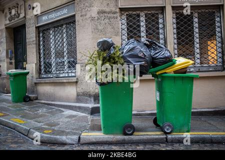 Paris, Frankreich, 7. Januar 2020. Im 4.. Arrondissement wird ein Weihnachtsbaum in einen Mülleimer gelegt. Viele Weihnachtsbäume werden nach Weihnachten in den Straßen verlassen. Paris, Frankreich, den 7. Januar 2020. UN sapin de noel depose dans une poubelle du 4eme Arrondissement. De nombreux sapin verlässt nicht das dans les rues après noel. (Foto von Emeric Fohlen/NurPhoto) (Foto von Emeric Fohlen/NurPhoto) Stockfoto