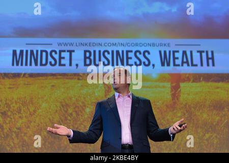 Gordon Burke, ein australischer Autor, Sprecher, Serienunternehmer, Business- und Life-Coach, spricht auf dem Pendulum Summit, dem weltweit führenden Business- und Self-Empowerment Summit, im Dublin Convention Center. Am 8. Januar 2020 in Dublin, Irland. (Foto von Artur Widak/NurPhoto) Stockfoto