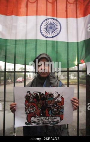 Studenten und Anwohner halten Plakate, Flaggen und heben Slogans auf, während sie am 8. Januar 2020 in Neu-Delhi, Indien, an einem Protest gegen den Citizenship Amendment Act (CAA) und das National Register of Citizens (NRC) an der Jamia Millia Islamia University teilnehmen. Banken, Transportwesen und andere Dienstleistungen im ganzen Land wurden getroffen, als Gewerkschaften einen landesweiten Streik ausgerufen haben, wobei fast 25 Schandleute erwartet wurden, sich an einem All-Indien-Streik zu beteiligen, um gegen die „Anti-People“-Politik der Regierung zu protestieren. (Foto von Mayank Makhija/NurPhoto) Stockfoto