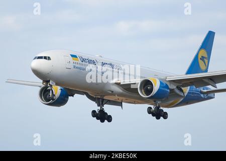 Ukraine International Airlines UIA Boeing 777, insbesondere Boeing 777-2Q8(er), Passagierflugzeuge, wie sie bei der endgültigen Landung auf dem New York JFK KJFK International Airport zu sehen sind. Das Großraumflugzeug Boeing 777-200 verfügt über die Zulassung UR-GOA, 2x PW PW4090-Triebwerke. UIA / AUI / PS ist die ukrainische Flaggenträger, mit Hauptdrehscheibe in der Hauptstadt der Ukraine Kiew - Boryspil Airport . Am 8. Januar 2020 stürzte eine Boeing 737-800, die UR-PSR registrierte, Flug PS 752 vom iranischen Flughafen Teheran Imam Khomeini nach Kiew, kurz nach dem Start ab. New York, USA - 14. November 2019 Stockfoto