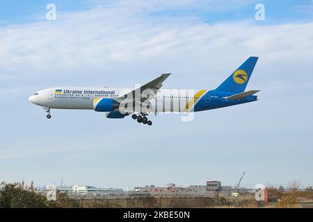 Ukraine International Airlines UIA Boeing 777, insbesondere Boeing 777-2Q8(er), Passagierflugzeuge, wie sie bei der endgültigen Landung auf dem New York JFK KJFK International Airport zu sehen sind. Das Großraumflugzeug Boeing 777-200 verfügt über die Zulassung UR-GOA, 2x PW PW4090-Triebwerke. UIA / AUI / PS ist die ukrainische Flaggenträger, mit Hauptdrehscheibe in der Hauptstadt der Ukraine Kiew - Boryspil Airport . Am 8. Januar 2020 stürzte eine Boeing 737-800, die UR-PSR registrierte, Flug PS 752 vom iranischen Flughafen Teheran Imam Khomeini nach Kiew, kurz nach dem Start ab. New York, USA - 14. November 2019 Stockfoto