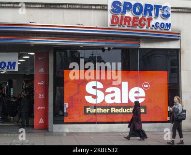 Mitglieder der Öffentlichkeit gehen am 8. Januar 2020 an einem Sportgeschäft direkt in der oxford Street in London vorbei. (Foto von Giannis Alexopoulos/NurPhoto) Stockfoto