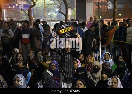 Studenten, Einheimische versammeln sich, halten Plakate und rufen Slogans als Teil der laufenden landesweiten Proteste gegen Citizenship Amendment Act (CAA), National Register of Citizens (NRC), National Population Register (NPR) und in Solidarität mit den Studenten der Jawaharlal Nehru University (JNU), 8. Januar 2020, Kalkutta, Indien. (Foto von Indranil Aditya/NurPhoto) Stockfoto