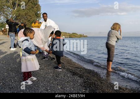 Pilger werden mit dem Wasser des geflügelten See von Galilee aus der Kirche des Primas von St. Peter nass ist eine Franziskanerkirche in Tabgha, Israel, dort erinnert an die Wiederherstellung von Peter als Haupt der Apostel durch Jesus . (Foto von Joaquin Gomez Sastre/NurPhoto) Stockfoto