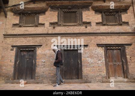 Ein alter Mann sonnt sich am Freitag, den 10. Januar 2020, auf dem Bhaktapur Durbar Square, Bhaktapur, Nepal. (Foto von Narayan Maharjan/NurPhoto) Stockfoto