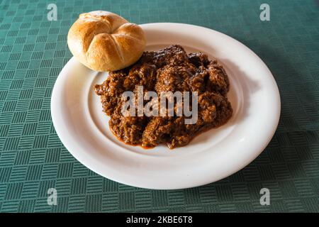 Viennes Gulasch oder Wiener Saftgulasch mit einer Kaiserrolle aus Rindfleisch und Paprika Stockfoto