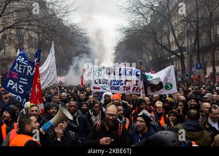 Eisenbahner demonstrieren gegen den Rentenreformplan der Regierung. Dies ist der vierte Tag der professionellen Mobilisierung gegen das Rentenreformprojekt auf dem Aufruf von CGT, FO, CFE-CGC, FSU, Solidaires, UNEF und UNL am 9. Januar 2020 in Paris, Frankreich. (Foto von Emeric Fohlen/NurPhoto) Stockfoto