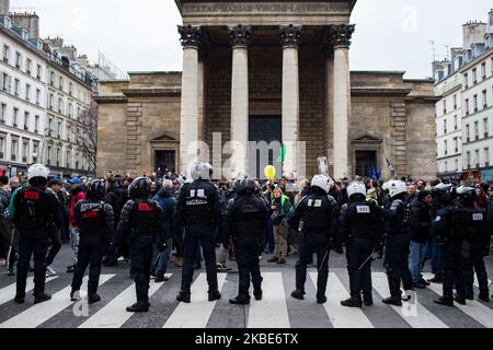 Die Polizeikräfte bilden den Rahmen der Demonstration gegen das Rentenreformprojekt der Regierung. Dies ist der vierte Tag der professionellen Mobilisierung gegen das Rentenreformprojekt auf dem Aufruf von CGT, FO, CFE-CGC, FSU, Solidaires, UNEF und UNL am 9. Januar 2020 in Paris, Frankreich. (Foto von Emeric Fohlen/NurPhoto) Stockfoto