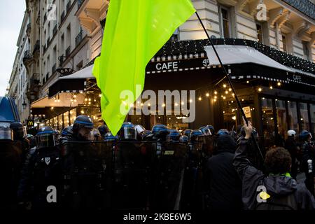 Die Polizeikräfte bilden den Rahmen der Demonstration gegen das Rentenreformprojekt der Regierung. Dies ist der vierte Tag der professionellen Mobilisierung gegen das Rentenreformprojekt auf dem Aufruf von CGT, FO, CFE-CGC, FSU, Solidaires, UNEF und UNL am 9. Januar 2020 in Paris, Frankreich. (Foto von Emeric Fohlen/NurPhoto) Stockfoto