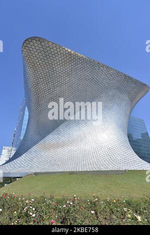 Gesamtansicht des Soumaya Museums am 10. Januar 2020 in Mexiko-Stadt, Mexiko. Das Soumaya Museum ist eine 1994 zusammengeschlossene Kulturinstitution, die vom mexikanischen Architekten Fernando Romero entworfen wurde. Seine Hauptaufgabe ist es, die Sammlung der Carlos Slim Foundation zu teilen, die mehr als 3 Jahrhunderte amerikanischer und europäischer Kunst bietet. Der Name des Museums ehrt die Erinnerung an Soumaya DOMiT, die Frau des Geschäftsmannes und Gründer des Museums, Carlos Slim Helu. (Foto von Eyepix/NurPhoto) Stockfoto