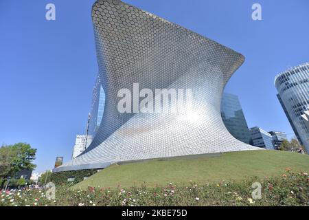 Gesamtansicht des Soumaya Museums am 10. Januar 2020 in Mexiko-Stadt, Mexiko. Das Soumaya Museum ist eine 1994 zusammengeschlossene Kulturinstitution, die vom mexikanischen Architekten Fernando Romero entworfen wurde. Seine Hauptaufgabe ist es, die Sammlung der Carlos Slim Foundation zu teilen, die mehr als 3 Jahrhunderte amerikanischer und europäischer Kunst bietet. Der Name des Museums ehrt die Erinnerung an Soumaya DOMiT, die Frau des Geschäftsmannes und Gründer des Museums, Carlos Slim Helu. (Foto von Eyepix/NurPhoto) Stockfoto