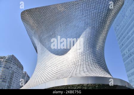 Gesamtansicht des Soumaya Museums am 10. Januar 2020 in Mexiko-Stadt, Mexiko. Das Soumaya Museum ist eine 1994 zusammengeschlossene Kulturinstitution, die vom mexikanischen Architekten Fernando Romero entworfen wurde. Seine Hauptaufgabe ist es, die Sammlung der Carlos Slim Foundation zu teilen, die mehr als 3 Jahrhunderte amerikanischer und europäischer Kunst bietet. Der Name des Museums ehrt die Erinnerung an Soumaya DOMiT, die Frau des Geschäftsmannes und Gründer des Museums, Carlos Slim Helu. (Foto von Eyepix/NurPhoto) Stockfoto