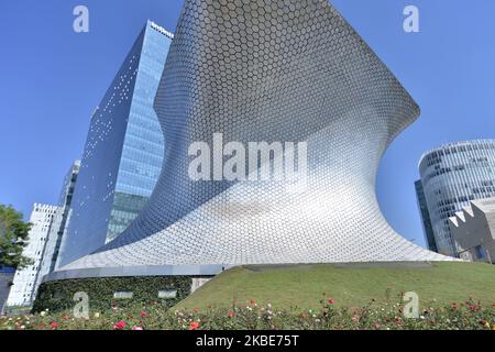 Gesamtansicht des Soumaya Museums am 10. Januar 2020 in Mexiko-Stadt, Mexiko. Das Soumaya Museum ist eine 1994 zusammengeschlossene Kulturinstitution, die vom mexikanischen Architekten Fernando Romero entworfen wurde. Seine Hauptaufgabe ist es, die Sammlung der Carlos Slim Foundation zu teilen, die mehr als 3 Jahrhunderte amerikanischer und europäischer Kunst bietet. Der Name des Museums ehrt die Erinnerung an Soumaya DOMiT, die Frau des Geschäftsmannes und Gründer des Museums, Carlos Slim Helu. (Foto von Eyepix/NurPhoto) Stockfoto